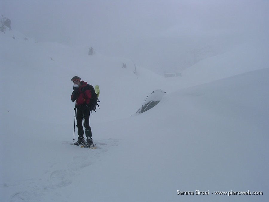 02 la sete si può combattere così per ora (tanto al rifugio c'è ancora qualche scorta di buon vino).jpg